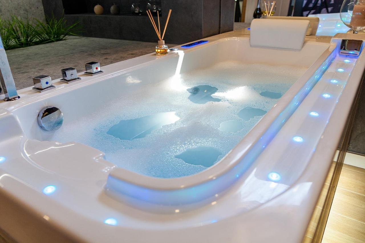 Royal Vip Jacuzzi Apart Lviv Extérieur photo