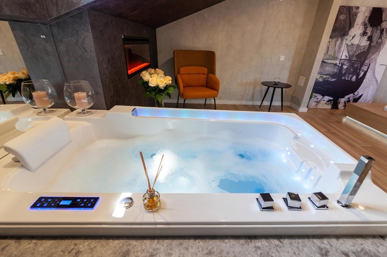 Royal Vip Jacuzzi Apart Lviv Extérieur photo