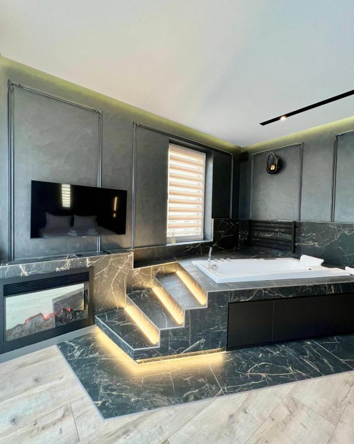 Royal Vip Jacuzzi Apart Lviv Extérieur photo