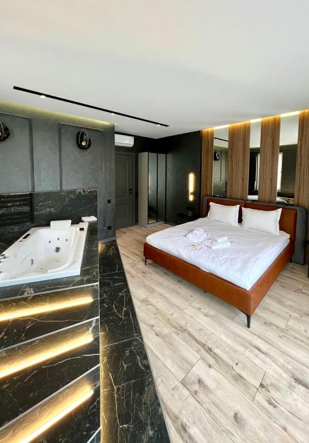 Royal Vip Jacuzzi Apart Lviv Extérieur photo