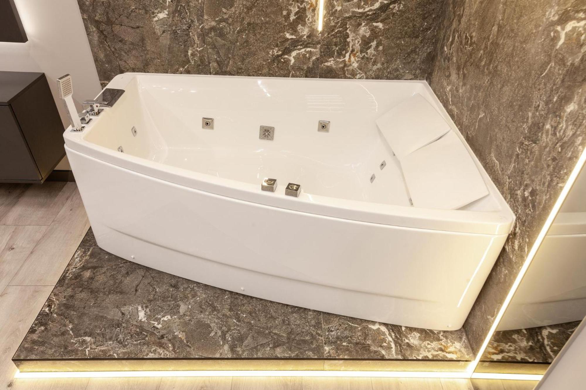 Royal Vip Jacuzzi Apart Lviv Extérieur photo